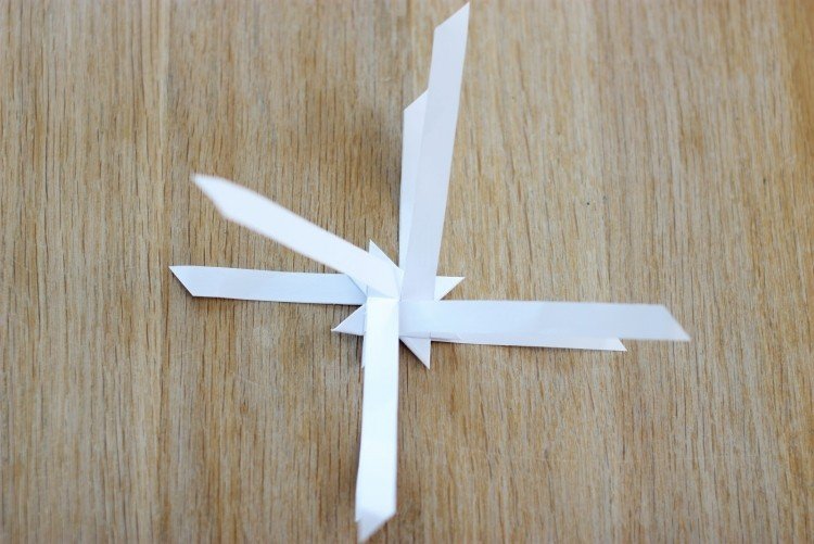 Zložte štyri 3D hroty na každú stranu origami-vianocne-hviezdy-skladacie-navody-froebelstern-square-fold-stripes-pull-through-white-paper