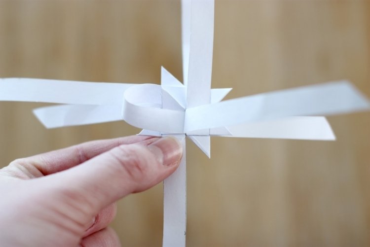 zabaľte slučku a neťahajte ju príliš tesne origami-vianocne-hviezdice-skladacie-navody-froebelstern-diy-pruhy-papier-skladacie-vianocne ozdoby