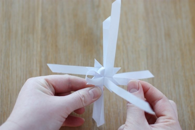 Zložte Froebelovu hviezdu sami pomocou 3D hrotov origami-vianocne-hviezdy-skladacie-navody-froebelstern-kreativna-trpezlivost-pruhy-biely papier-ťah-cez-3d
