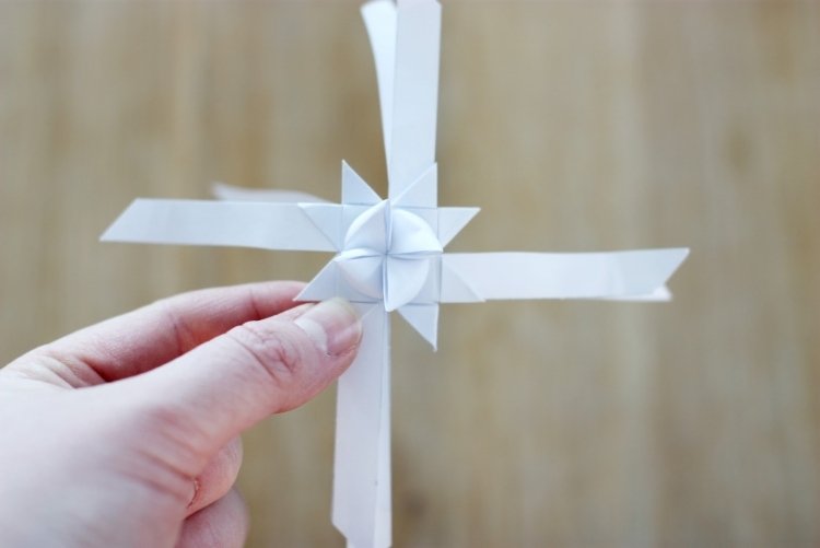 štyri 3D body na každej strane hviezdy origami origami-vianocne-hviezdy-skladacie-navody-froebelstern-vianocne-dekoracie-drotak-papier-diy