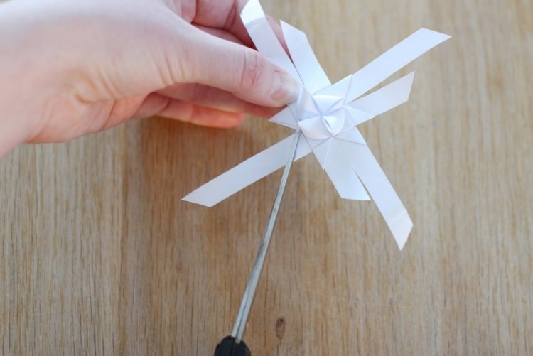 Opatrne vystrihnite a odstráňte prebytočný papier origami-vianocne-hviezdice-skladacie-navody-froebelstern-diy-tinkering-vianocne-dekoracie-noznice-vystrihane