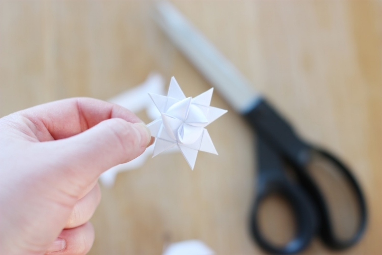 Zložte si kreatívne vianočné hviezdy origami z papiera sami origami-vianocne-hviezdice-skladacie-navody-froebelstern-ready-diy-papierovanie