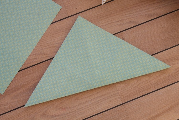 štvorcový list lepenky alebo pevný papier origami-vianočné-hviezdičky-skladacie-pokyny-3d-efekt-trojuholník-kartón