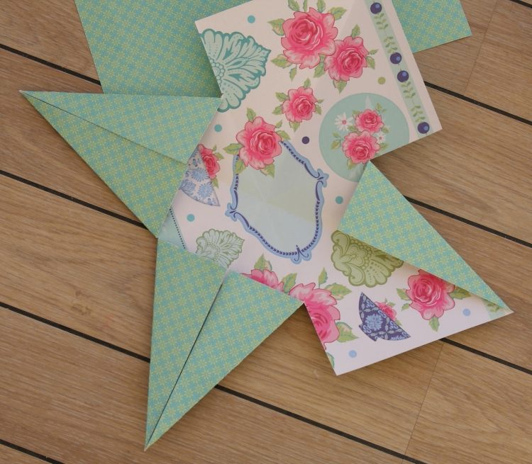 Kartón zložte na štyri časti a urobte polovičné rezy origami-vianočné-hviezdičky-skladacie-pokyny-3d-efekt-zubatý-kartón-dekorácia-papier