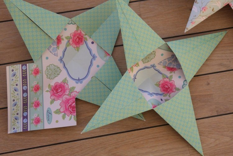 Zložte a zafixujte štyri špicaté hroty origami-vianočné-hviezdičky-skladacie-pokyny-3d-efekt-štvorbodová-kartónová dekorácia