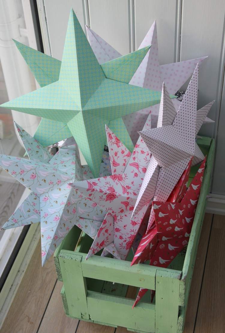 skladacie ozdobné hviezdy s 3D efektom z kartónu origami-vianočné-hviezdičky-skladacie-pokyny-veľké-vianočné-dekorácie-kartónové-3d-efekt
