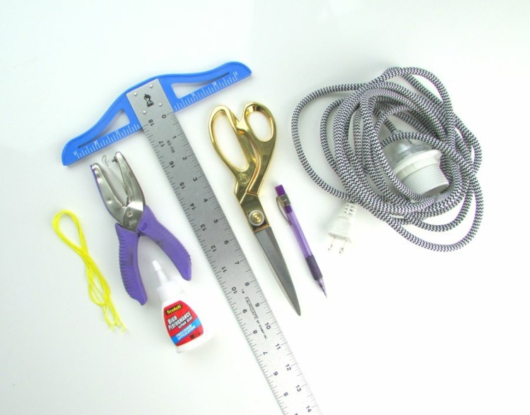 lampa origami materiály nástroje pravítko šnúra zásuvka nožnice lepidlo