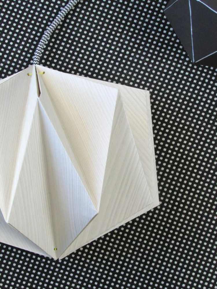 papierové tienidlo na lampu-origami bodky na obruse čierne a biele