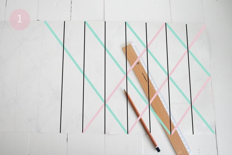 Sledujte vzor skladania alebo označte línie skladania origami-lampa-diy-návod-materiály-papier-biela-linka-ceruzka