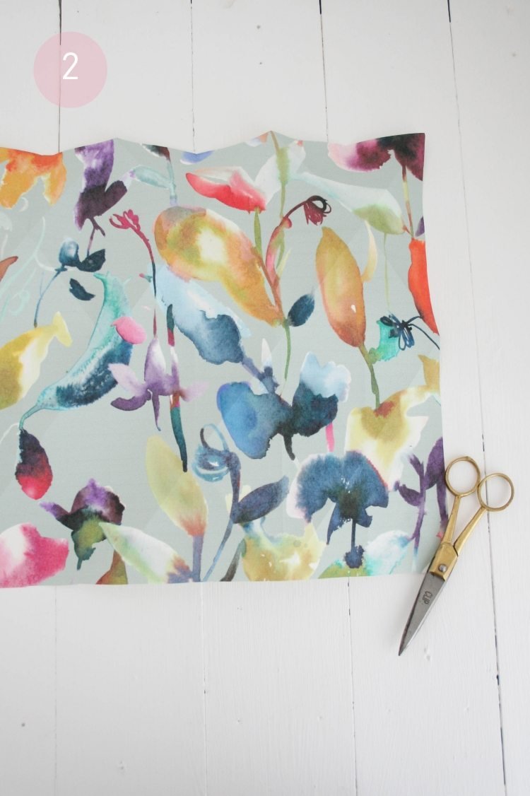 zodpovedajúci papier so vzorom kvetov na tienidlá pre domácich majstrov origami-lampa-diy-návod-materiály-nožnice-papier-kvetinový vzor