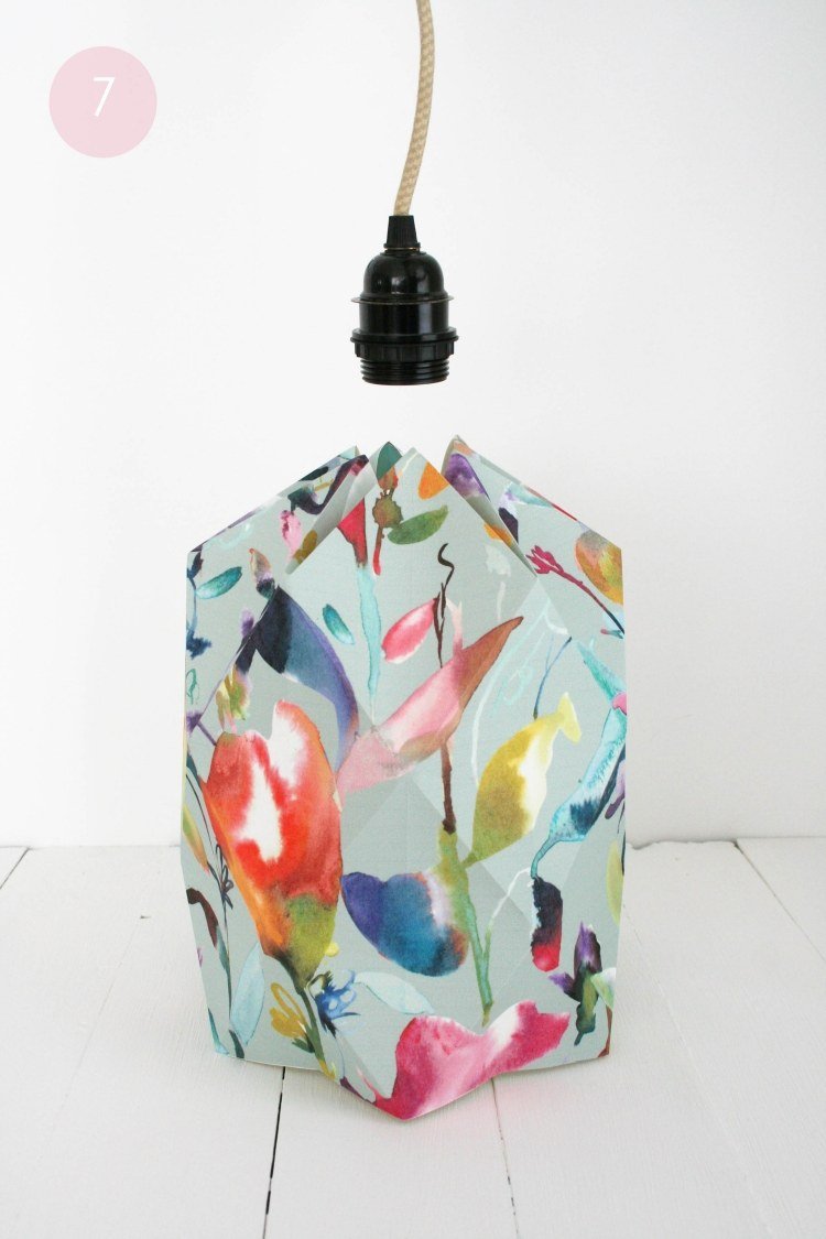 Integrujte žiarovku s držiakom žiarovky a káblom origami-lampa-diy-návod-tienidlo-závesné-svetlo-kábel-kvet-vzor-papier