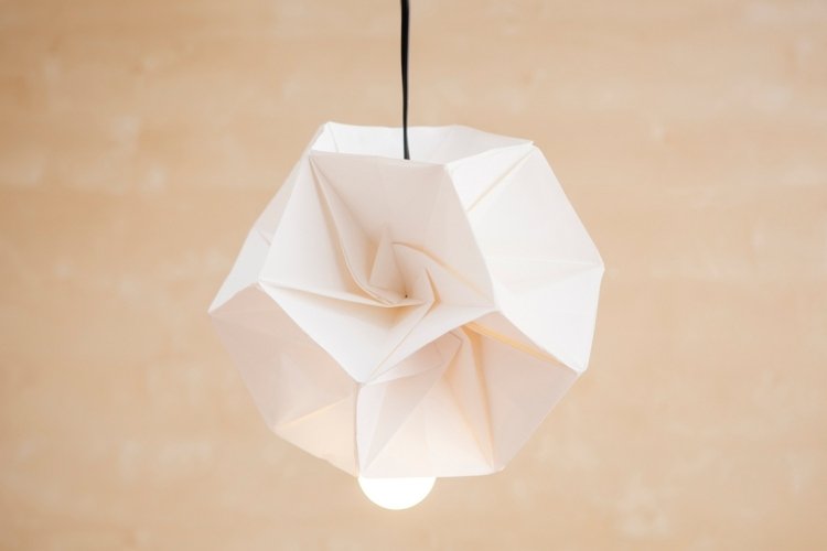 krásne tienidlo vyrobené zo skladaných geometrických kužeľov origami-lampa-diy-návod-biela-závesné-svetlo-kábel-čierna