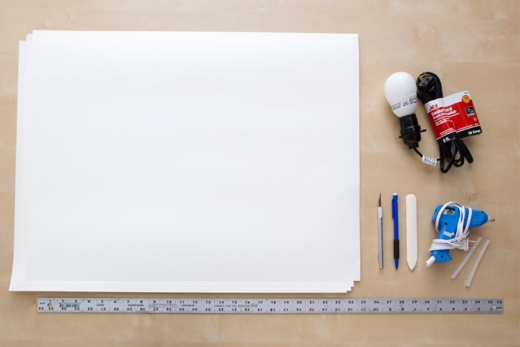 užitočné materiály -papier, linka, rezací nôž, horúce lepidlo atď. origami-lampa-diy-inštrukcie-materiály-kartón-horúce-lepidlo-line-kábel-svetlo