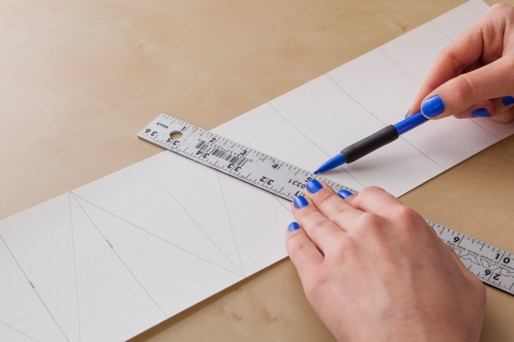 Každý kus papiera rozdeľte ceruzkou na 10 stĺpcov origami-lampa-diy-návod-kartón-biela-linka-záhyby-biela