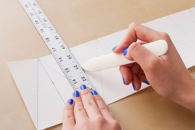 ohnúť sa vo vyznačených bodoch - použite čiaru origami-lampa-diy-návod-line-kartón-rezanie-meranie