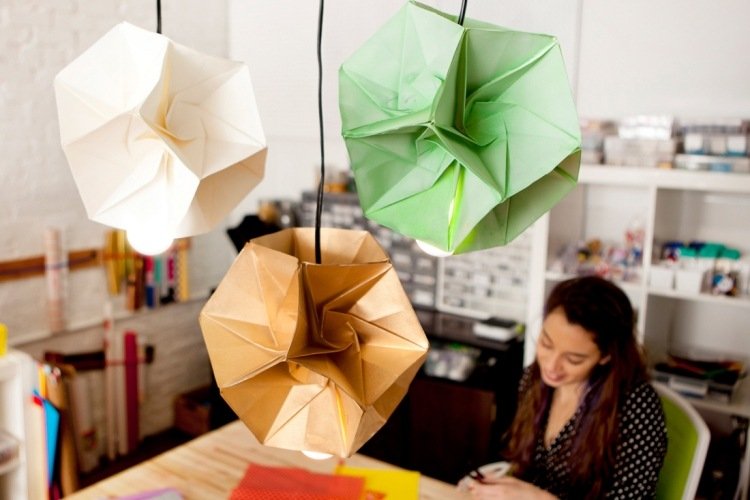 skombinujte niekoľko origami žiaroviek dohromady origami-lampa-diy-návod-lampa-lampa-papier-kartón-farba
