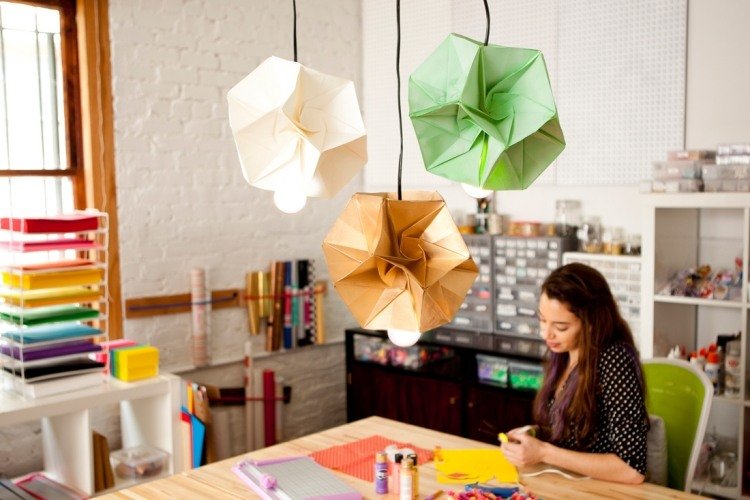 vyrobte origami žiarovky z farebného papiera origami-lampa-diy-návod-papier-kartón-skladacia-dekorácia-závesné svetlá