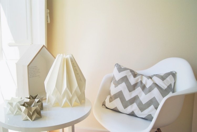 individuálne navrhnuté tienidlo z papiera a ktoré lampáše k nemu patrí origami-lampa-diy-skladacia-lepenka-sakndinavian-design-biela-siva