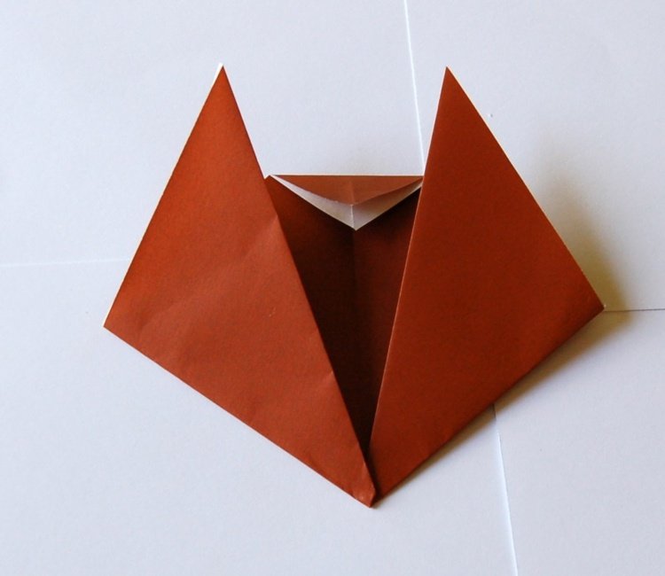 remeselné origami zvieratá, mačky, skladacie uši, krok 7
