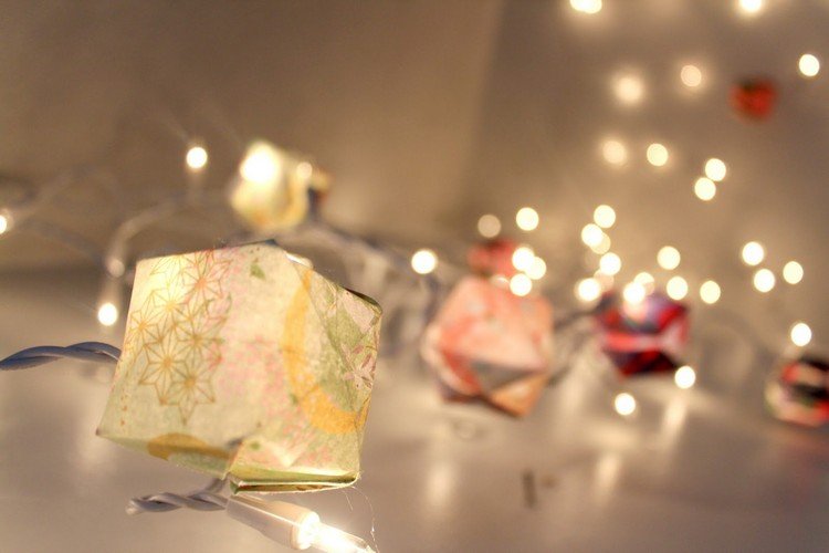ozdobte staré rozprávkové svetlá origami Origami na vianočné rozprávky svetlá-kocky-papier