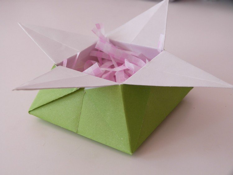 Skladacia papierová škatuľka na sladkosti technikou origami origami-vianoce-skladacia-krabica s návodom