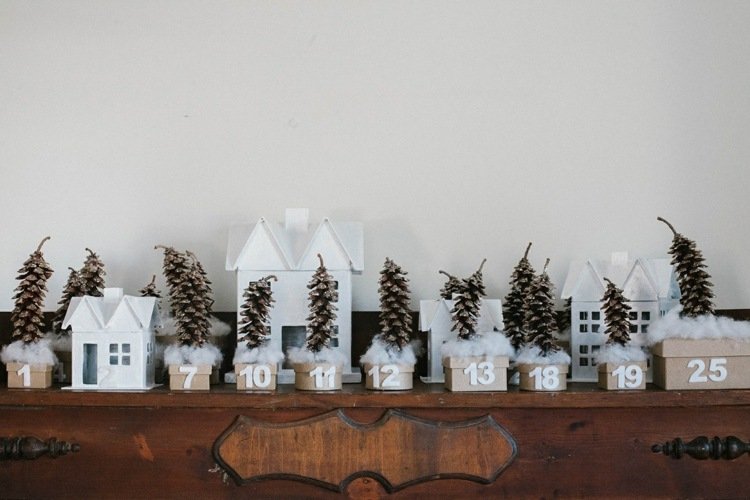 Vytvorte si vlastný adventný kalendár s krabicami a šiškami s trblietkami
