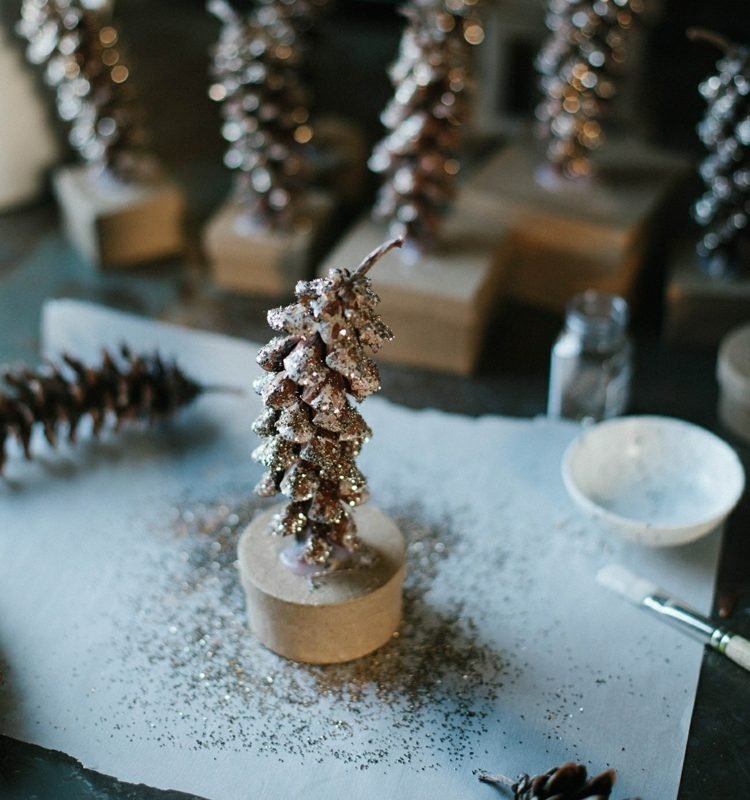 Návod na ručné práce s deťmi - ozdobte šišky trblietkami