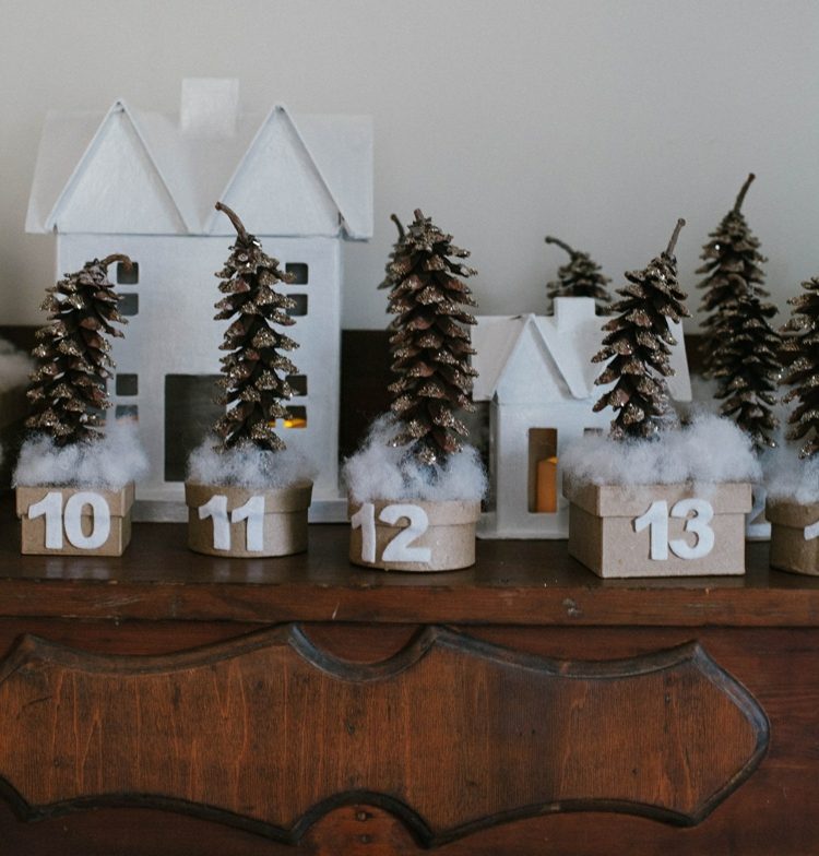 Ozdobte škatule borovicovými šiškami a napodobnite borovice pre roztomilú dedinku