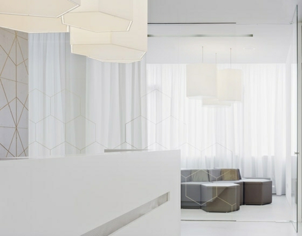 biela kancelárska interiérová sklenená stena