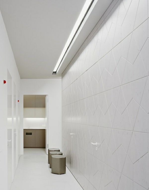 moderný dizajn bielej steny