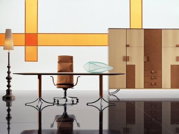 Moderný stôl z dreva, detail z dreva Moderný dizajn steny z nerezovej ocele s oranžovými akcentmi