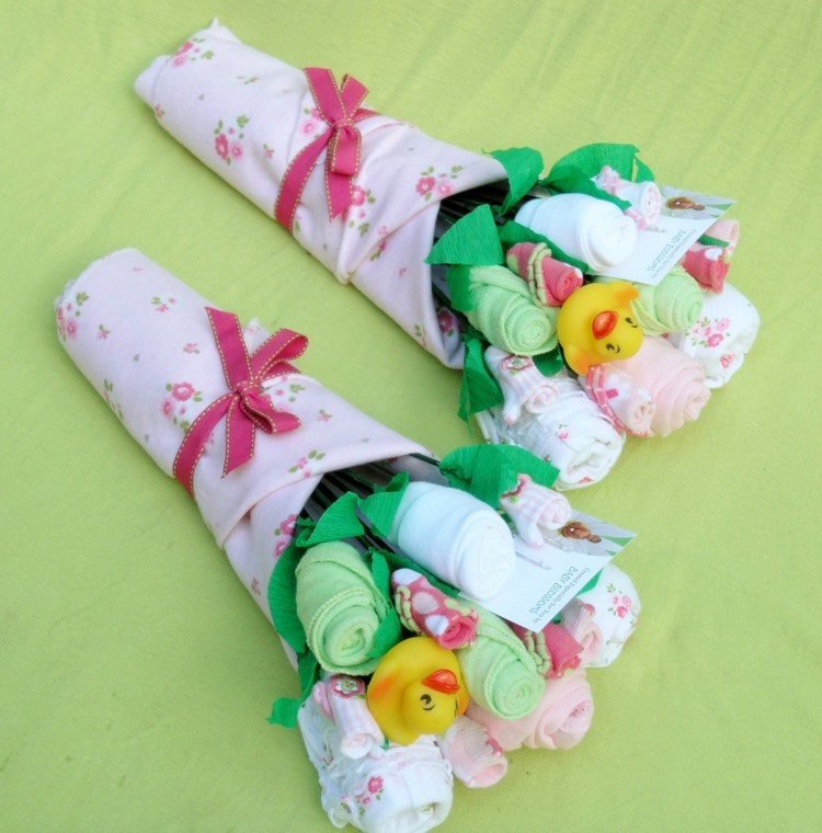 darčeky-dvojičky-narodenie-novorodencov-kytice-členkové-ponožky-ruže