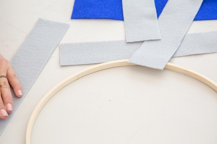 darčeky-dvojičky-narodenie-drevený-krúžok-plsť-šaty-do-mobilu