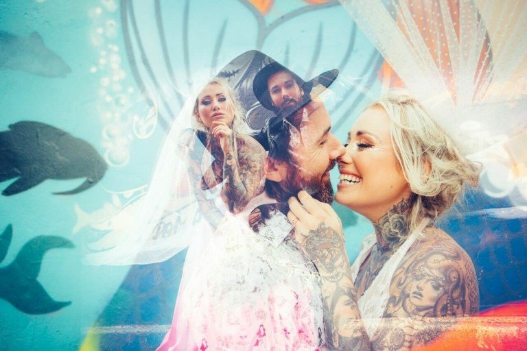 Hravá a optimistická svadobná fotografia s mnohými farbami