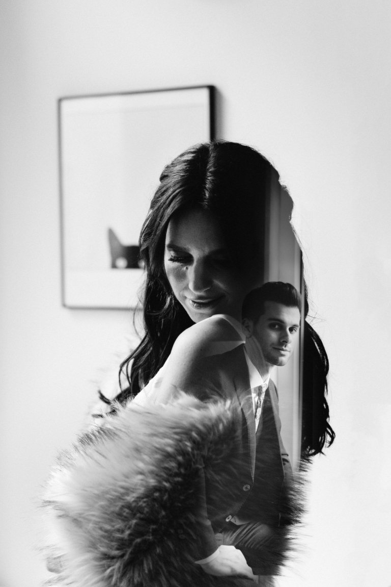 Nevesta s kožušinovým bolerkom a ženíchom v čiernej a bielej farbe s dvojitou expozíciou