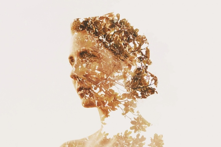 Nevesta a listy v teplých farbách sa kombinujú s dvojitou expozíciou