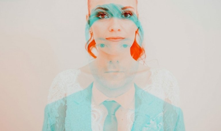 Tyrkysová a oranžová ako kontrastné farby pre pôvodnú svadobnú fotografiu