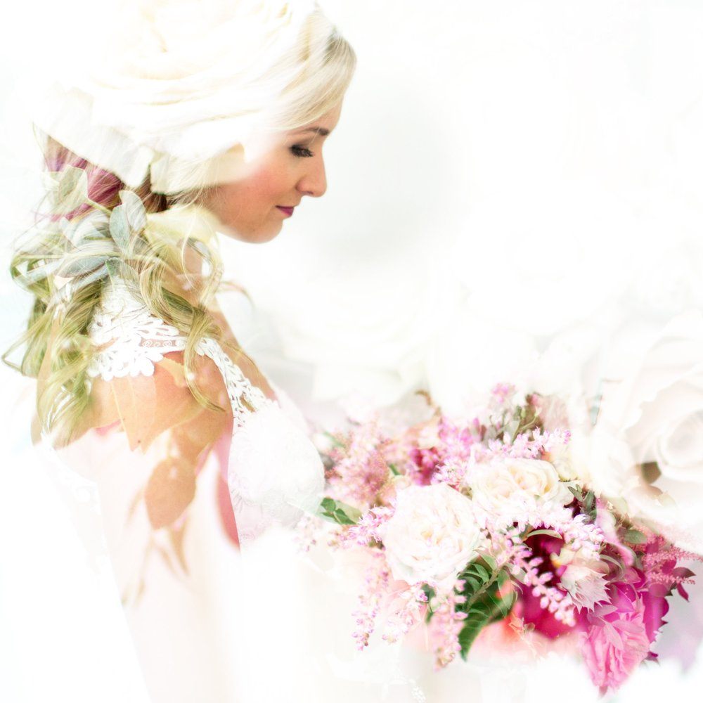 Nevesta so svadobnou kyticou v jemných farbách pre minimalistický efekt a kvetinovým vzorom