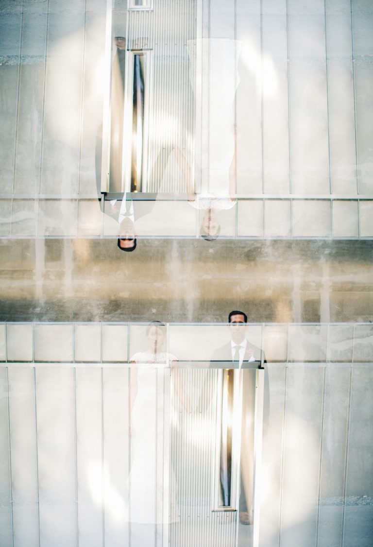 Zrkadlová svadobná fotografia s manželským párom