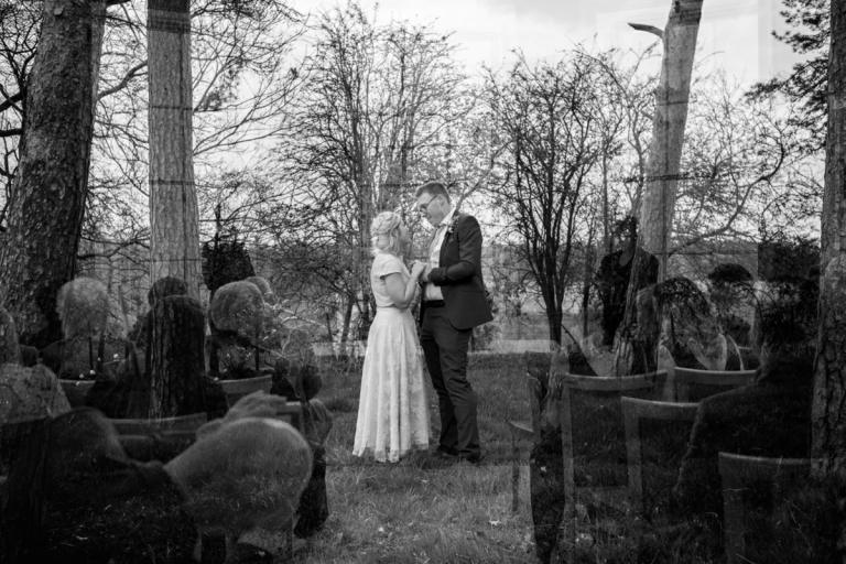 Tento svadobný obrad s fotografiami s dvojitou expozíciou pôsobí mysticky a strašidelne