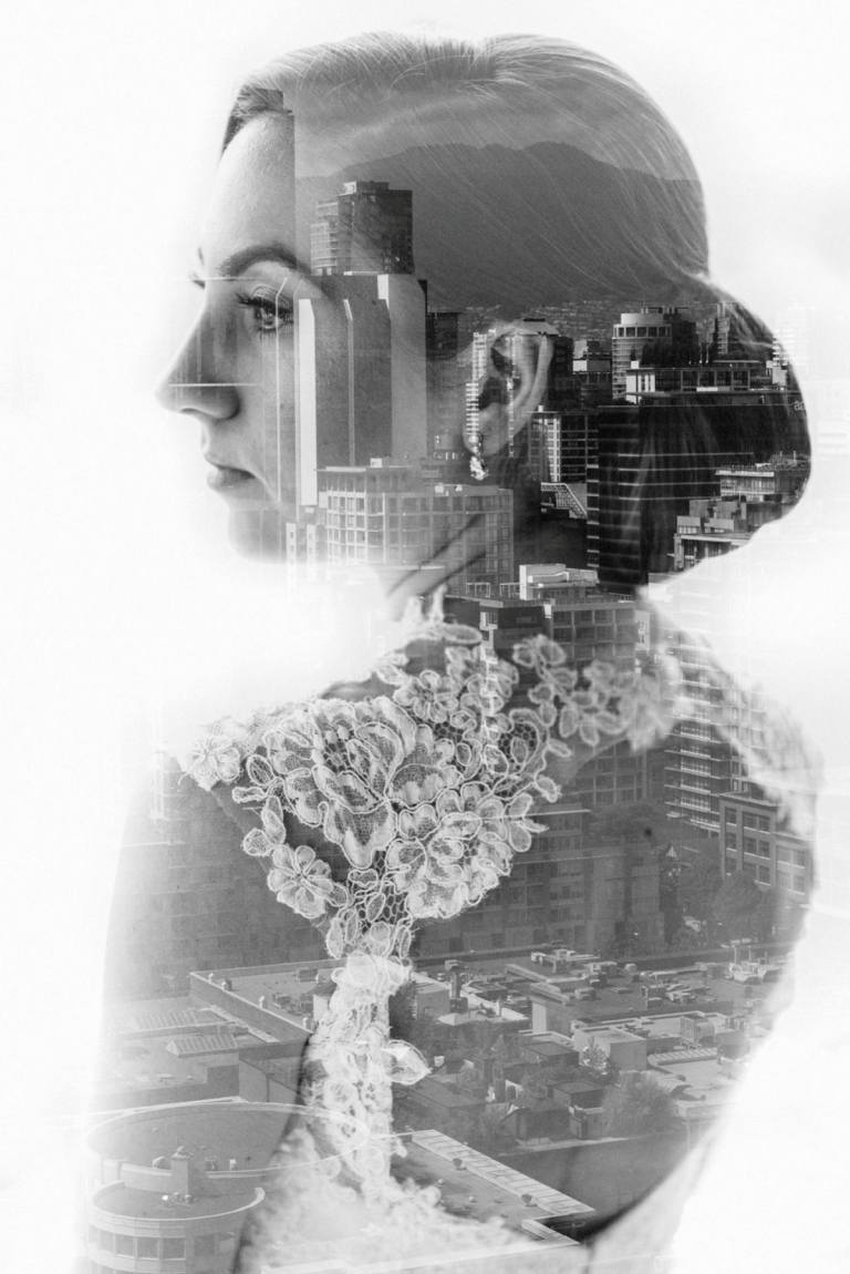 Nevesta v šatách so zadnou dierkou a mestom v pozadí