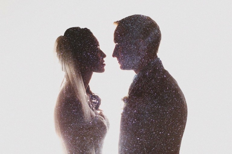 Romantická silueta nevesty a ženícha a hviezdnej oblohy na bielom pozadí