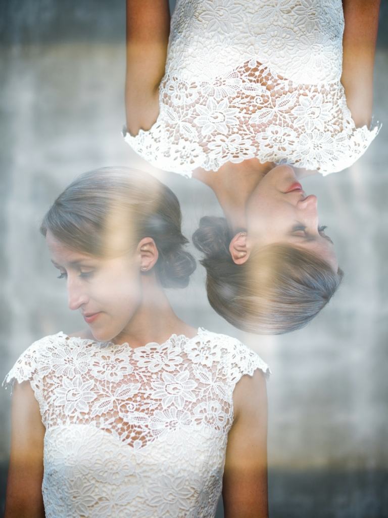 Nádherné čipkované šaty a updo pre nevestu na zrkadlovom obraze