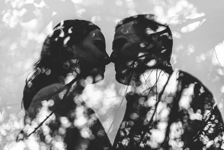 Svadobný obrázok v čiernobielom prevedení a efektu bokeh