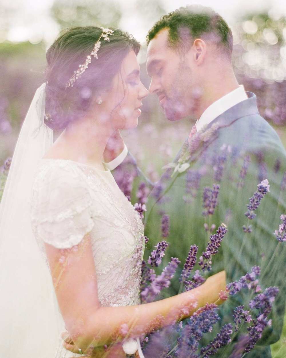Kombinácia levandule s mladomanželmi na fotografii s dvojitou expozíciou