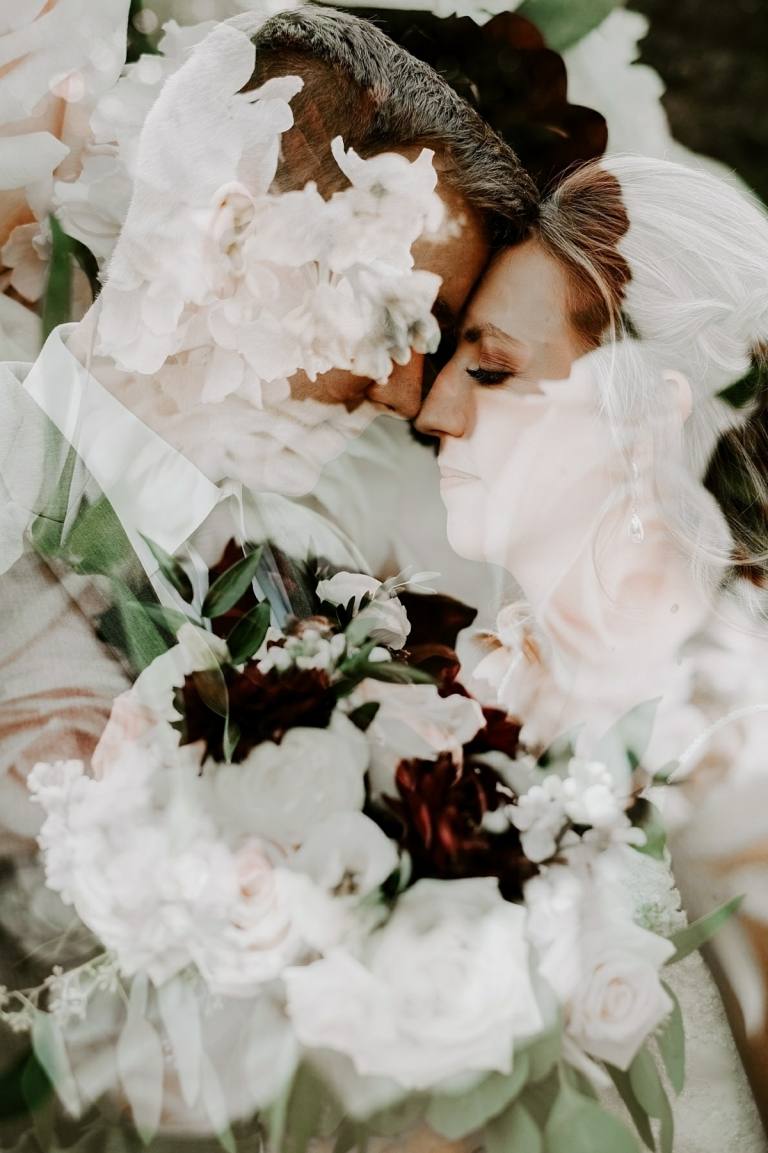 Nápad na svadobné obrázky s kvetinovými motívmi a milenky