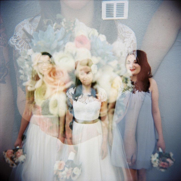 Nápad na fotografiu nevesty a družičiek s dvojitou expozíciou
