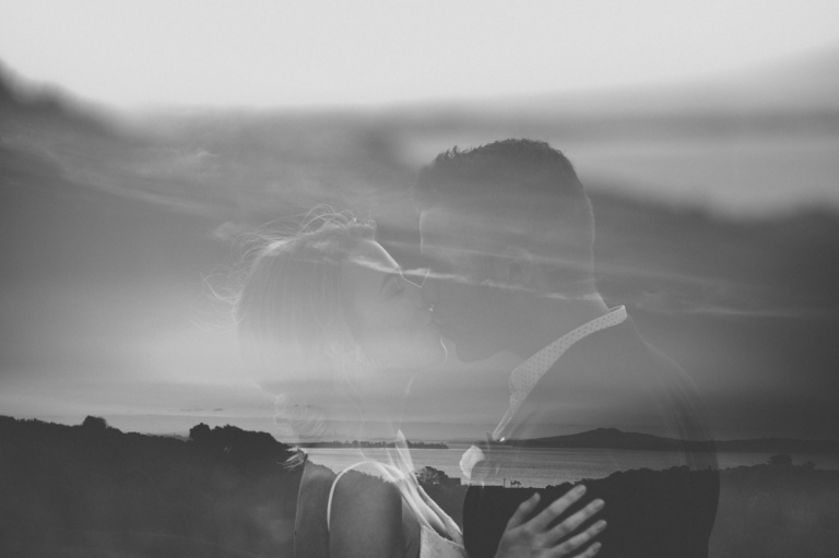 Svadba na Islande so vzrušujúcou krajinou ako prvok originálnych svadobných fotografií
