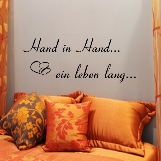 Svadobné priania a citáty Oranžový vankúš v saténovej spálni Držanie rúk za celoživotné priania na svadbu