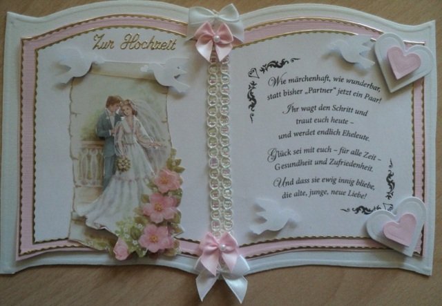 Svadobný pár oblúkom svadobnú kartu vo forme otvorenej knihy Svadobné oznámenia-svadobný pár-blahoželáme